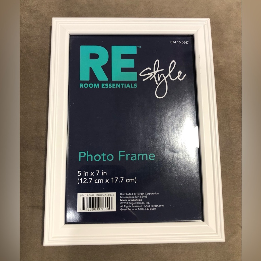 New / unused 5 inch by 7 inch (5x7) white photo/picture frame - display or hang!